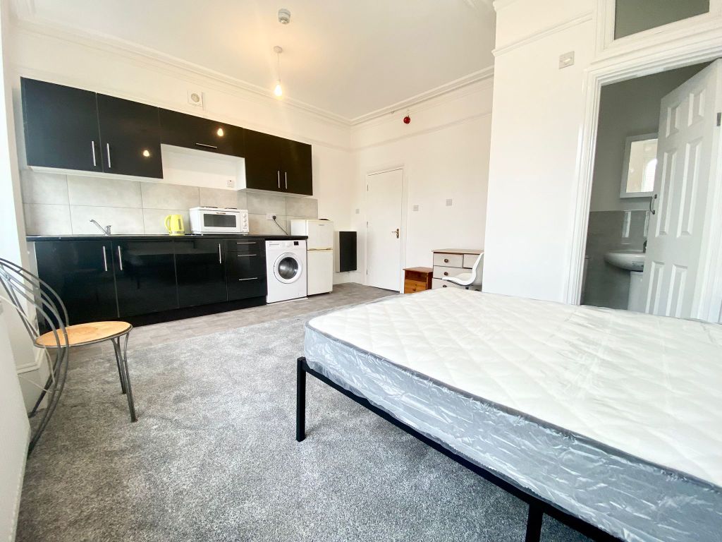 Studio to rent in Umfreville Road, London N4, £1,400 pcm