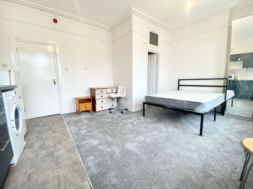 Studio to rent in Umfreville Road, London N4, £1,400 pcm