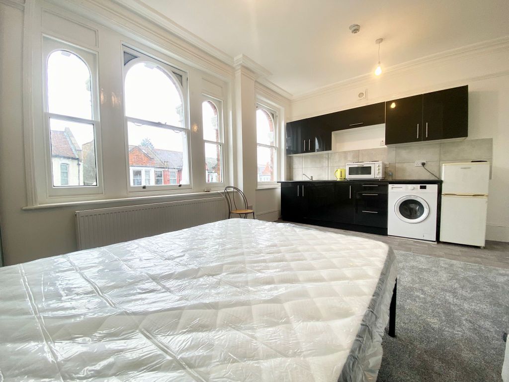 Studio to rent in Umfreville Road, London N4, £1,400 pcm