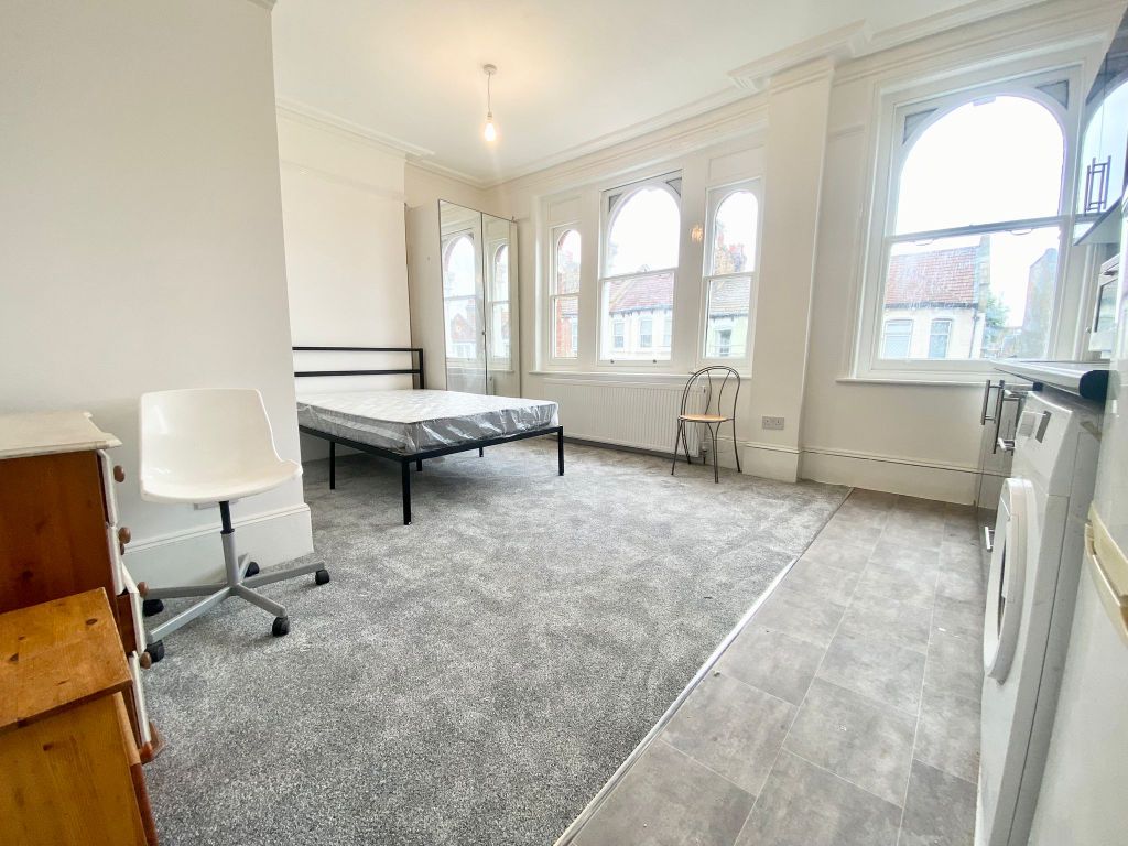 Studio to rent in Umfreville Road, London N4, £1,400 pcm