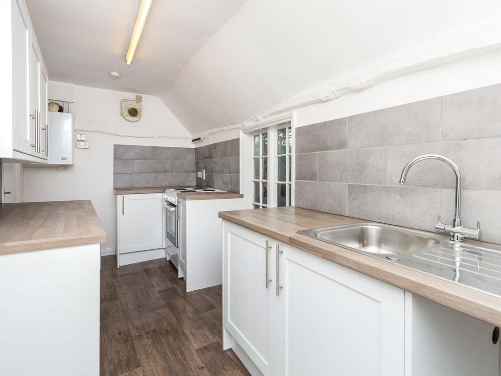 2 bed flat to rent in High Street, Saffron Walden CB10, £950 pcm