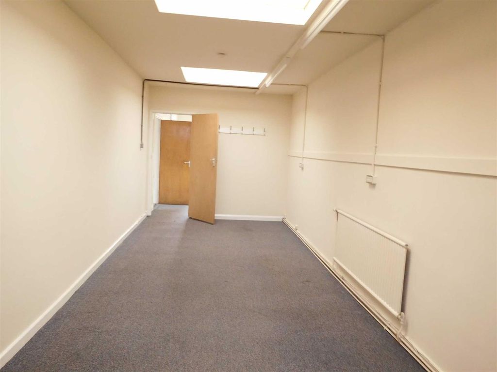 Office to let in High Street, Stoke-On-Trent ST6, £6,500 pa