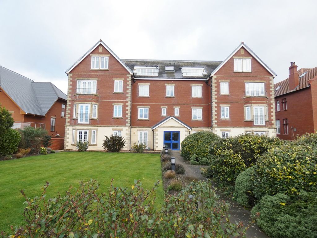 2 bed flat to rent in North Promenade, Lytham St. Annes FY8, £750 pcm