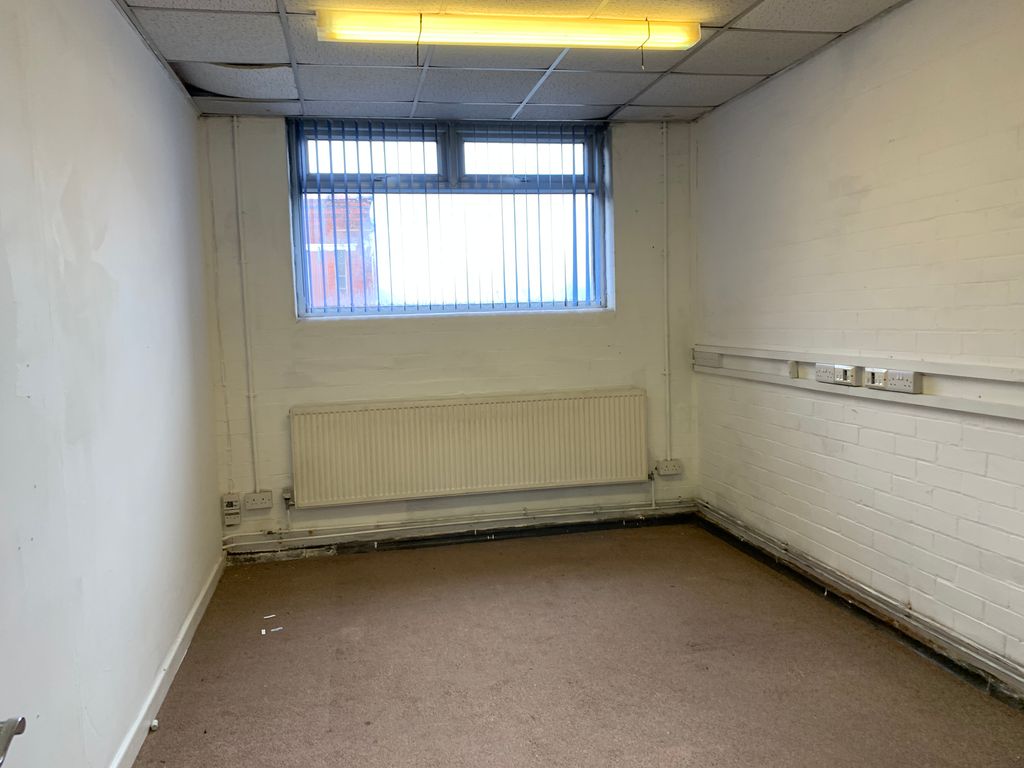 Office to let in Blackburn Road, Clayton-Le-Moors BB5, £3,500 pa