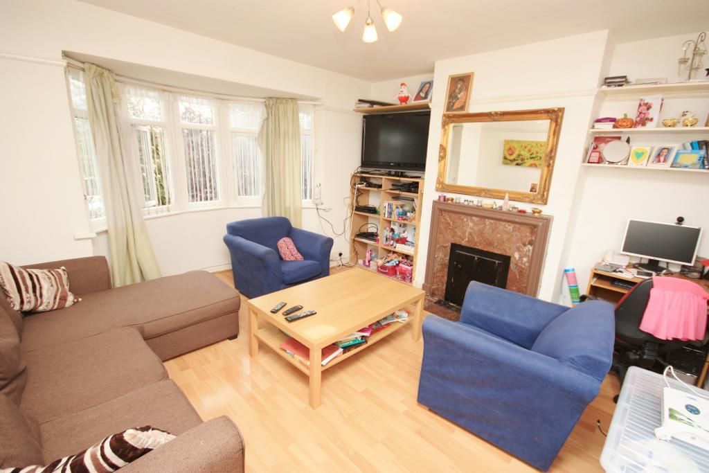 1 bed flat for sale in Western Avenue, East Acton, London W3, £349,950