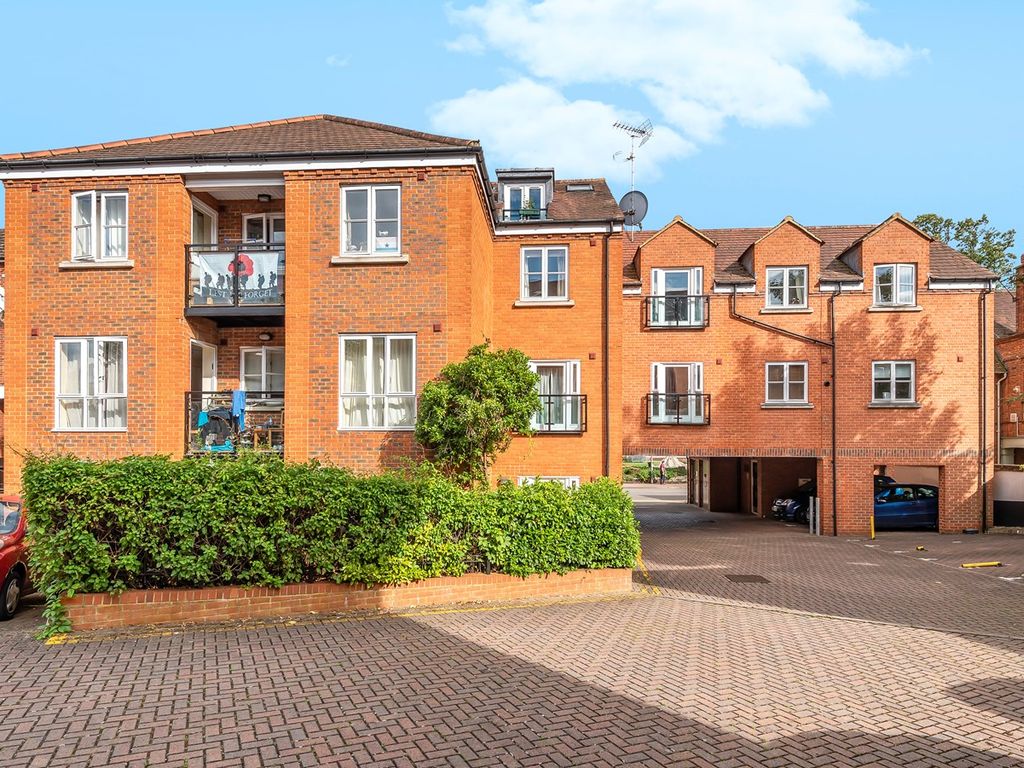 2 bed flat to rent in Bancroft, Hitchin SG5, £1,300 pcm