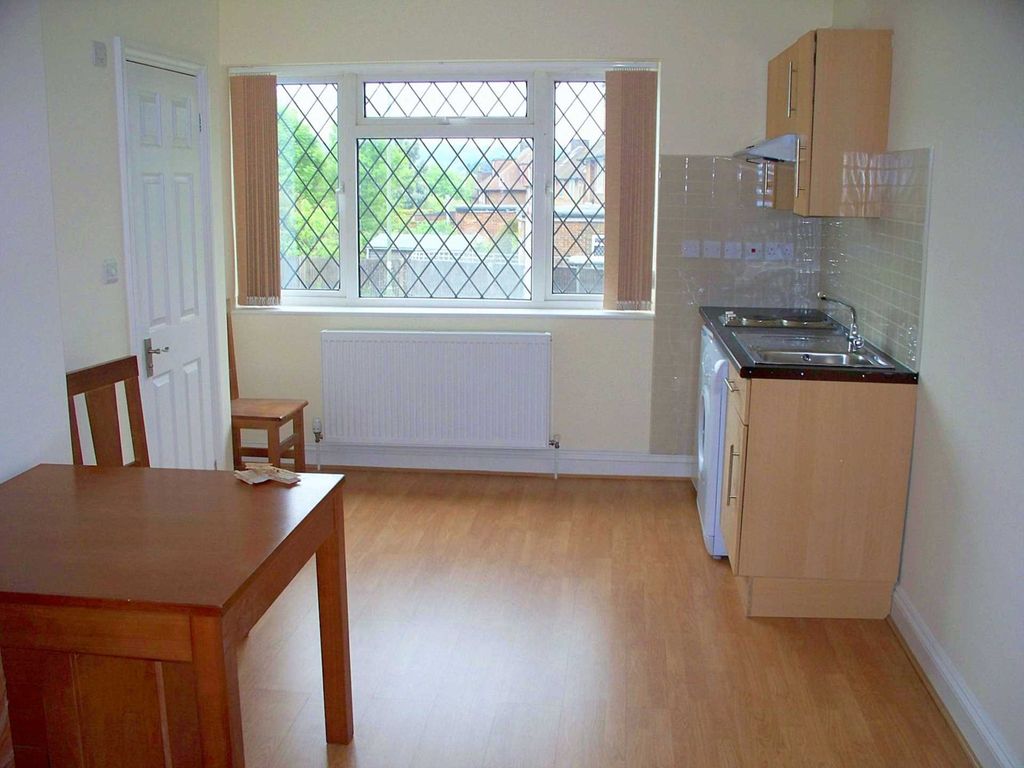 Studio to rent in Broadfields Avenue, Edgware HA8, £1,100 pcm