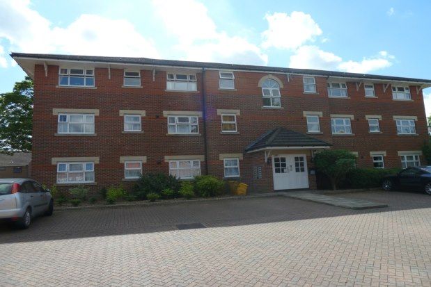 2 bed flat to rent in Burns Close, Billericay CM11, £1,300 pcm