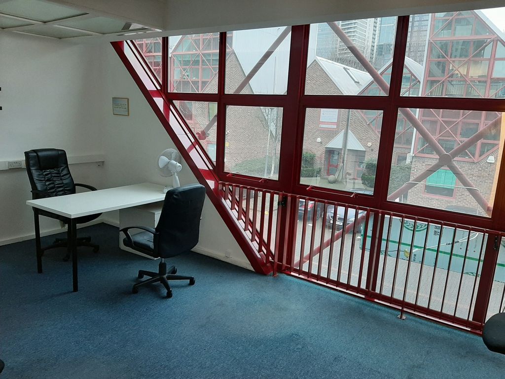 Office to let in Canary Wharf, London E14, £25,000 pa