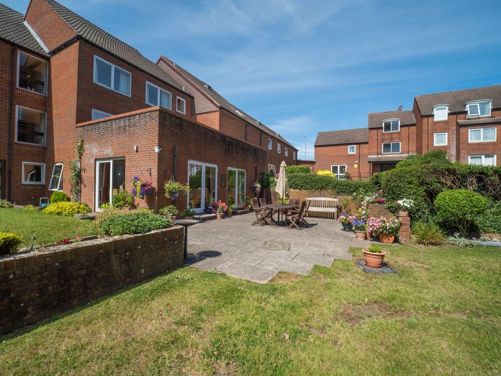 1 bed flat for sale in Homewater House, Hulbert Road, Waterlooville PO7, £100,000