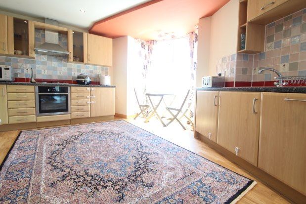 3 bed flat to rent in Ingram Street, Glasgow G1, £1,200 pcm