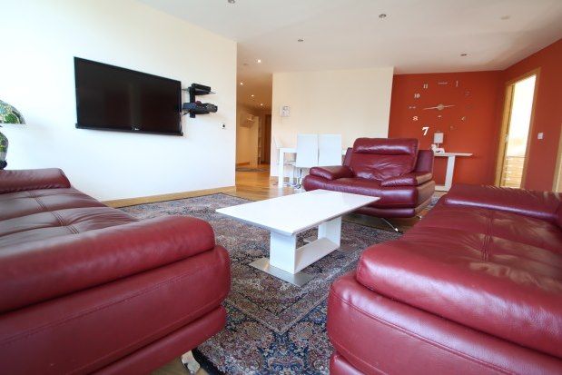 3 bed flat to rent in Ingram Street, Glasgow G1, £1,200 pcm