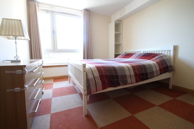 3 bed flat to rent in Ingram Street, Glasgow G1, £1,200 pcm