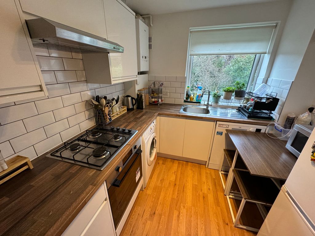 2 bed flat to rent in Woodside Grange Road, Woodside Park N12, £1,750 pcm