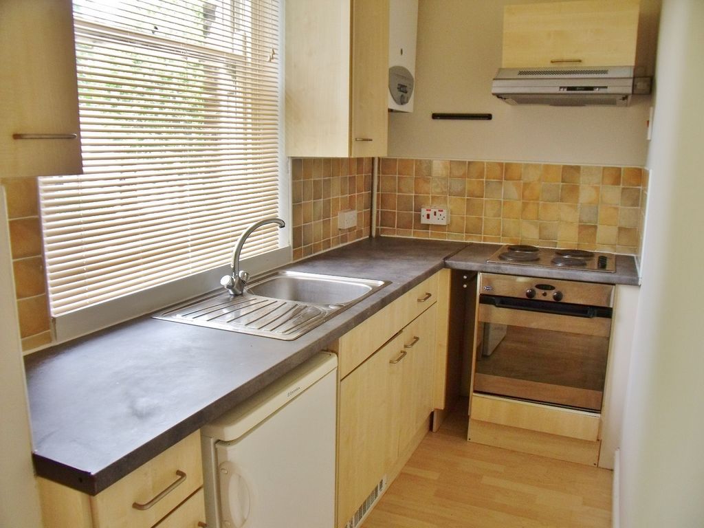 Studio to rent in Brondesbury Road, London NW6, £1,180 pcm