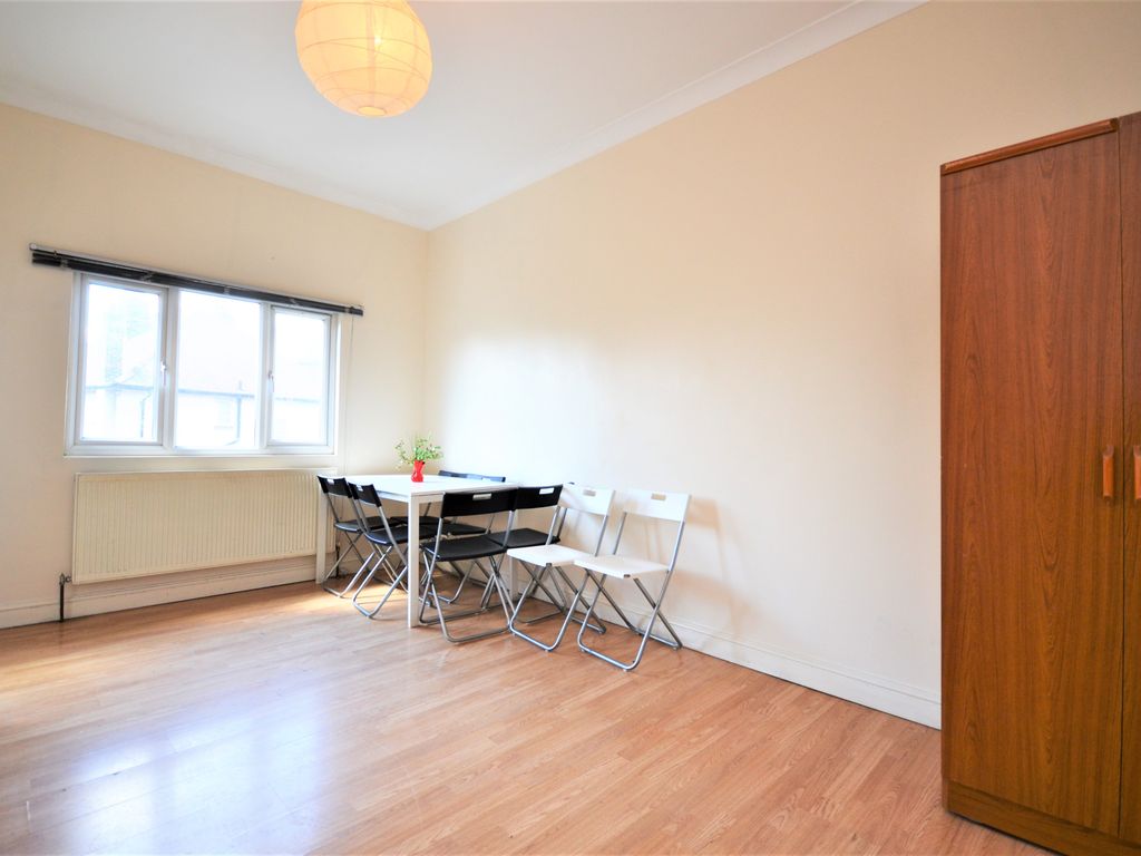 4 bed flat for sale in Horn Lane, Acton W3, £550,000