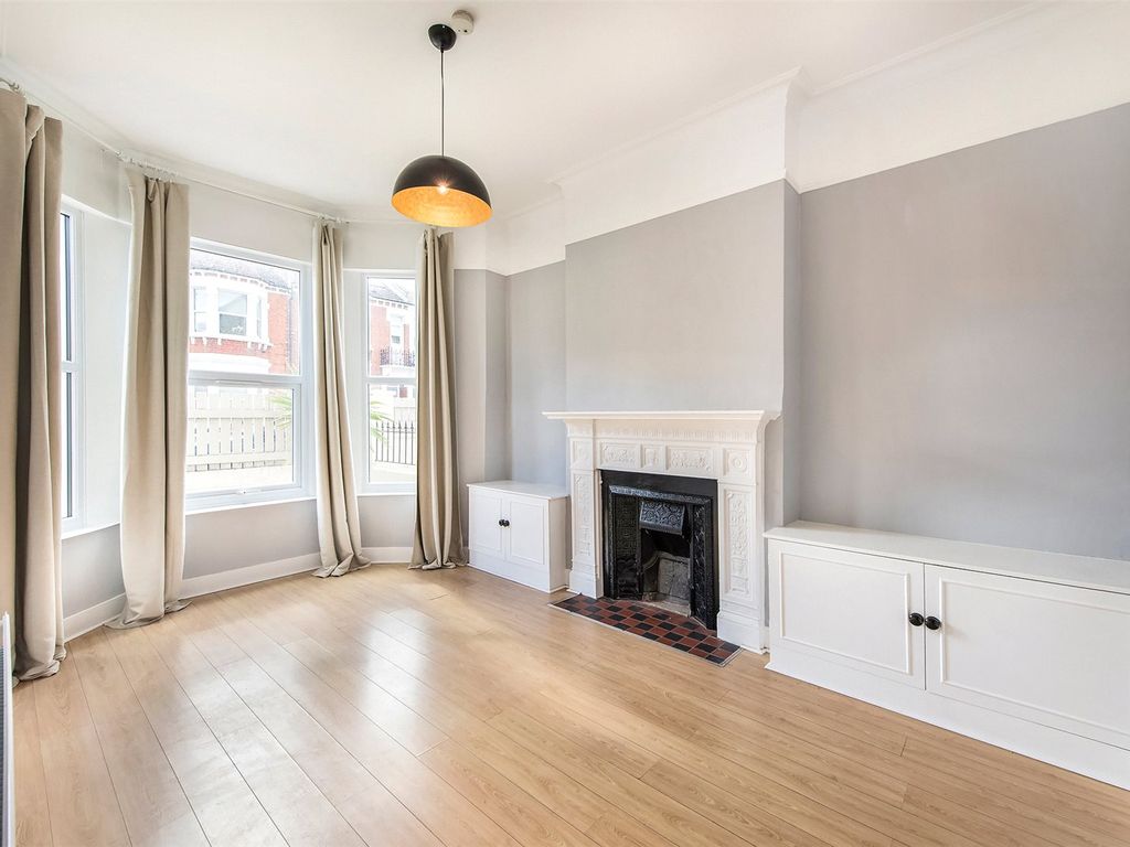 1 bed flat to rent in Whittingstall Road, London SW6, £2,058 pcm