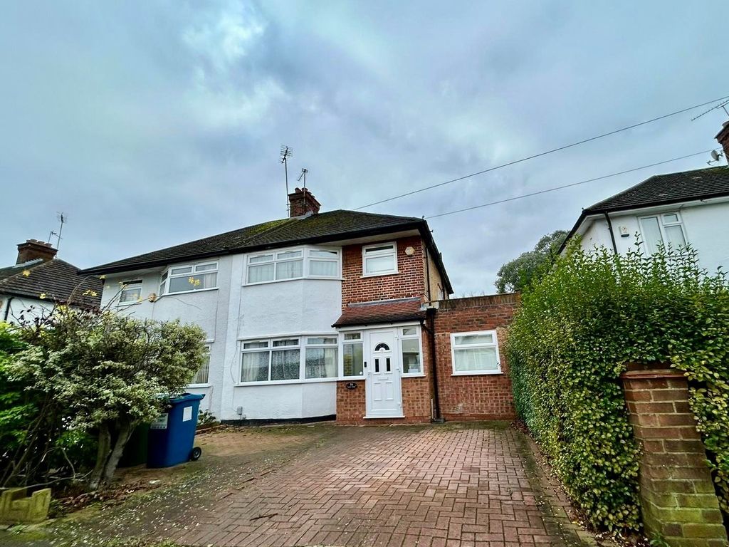 4 bed semi-detached house to rent in Eastern Avenue, Pinner HA5, £2,650 pcm