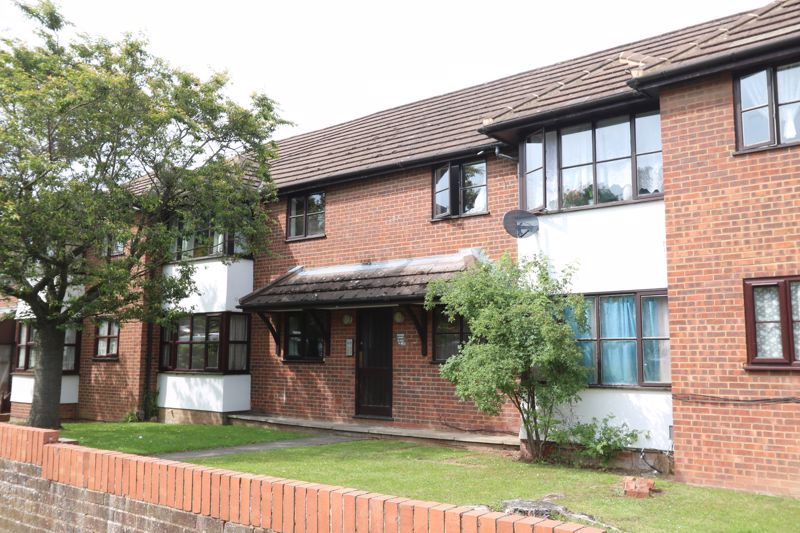 1 bed flat for sale in Eaton Avenue, High Wycombe HP12, £165,000