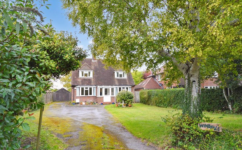 3 bed detached house for sale in Chalkshire Road, Butlers Cross, Aylesbury HP17, £775,000