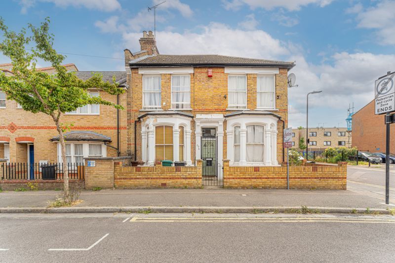 3 bed flat for sale in Durrington Road, London E5, £575,000