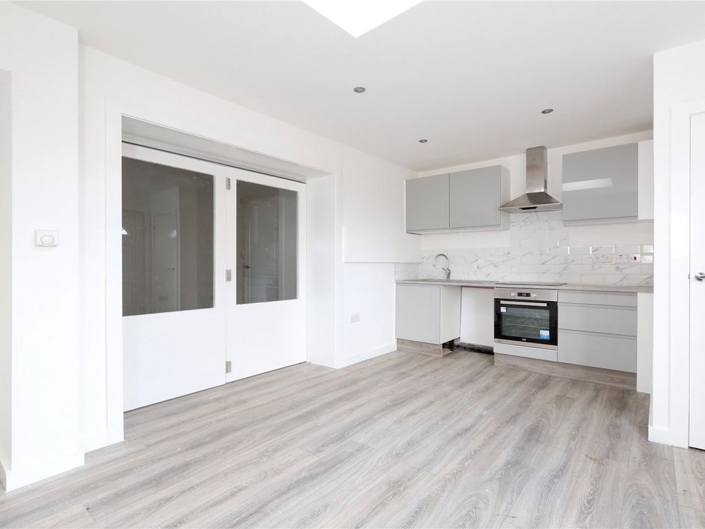 1 bed flat to rent in Cromer Road, London EN5, £1,300 pcm