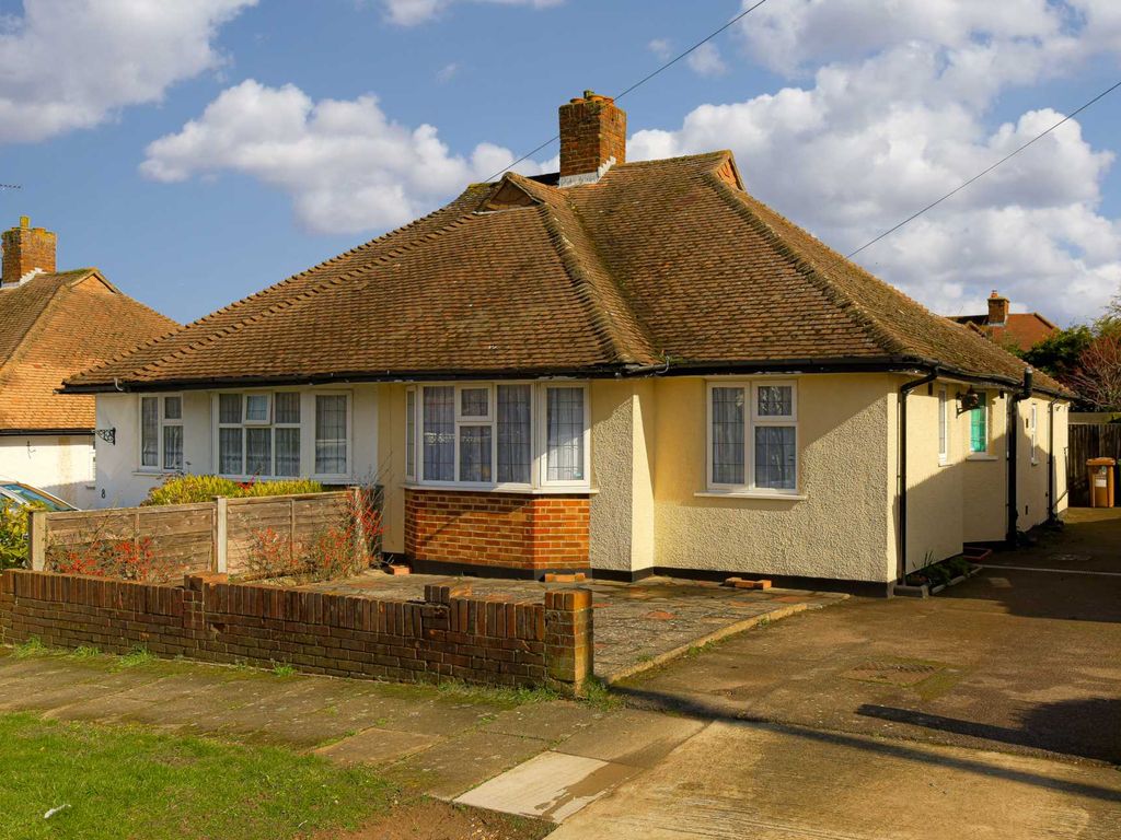 2 bed bungalow to rent in Oakley Gardens, Banstead SM7, £1,800 pcm