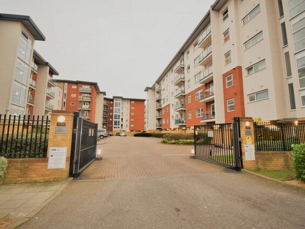 2 bed flat to rent in Clarkson Court, Hatfield AL10, £1,400 pcm