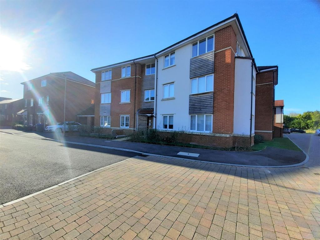 2 bed flat for sale in Firecracker Drive, Locks Heath, Southampton SO31, £200,000