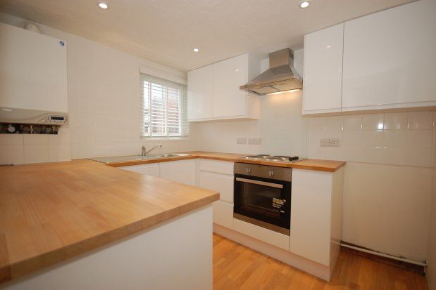 2 bed flat to rent in 70 New Town, Uckfield TN22, £900 pcm