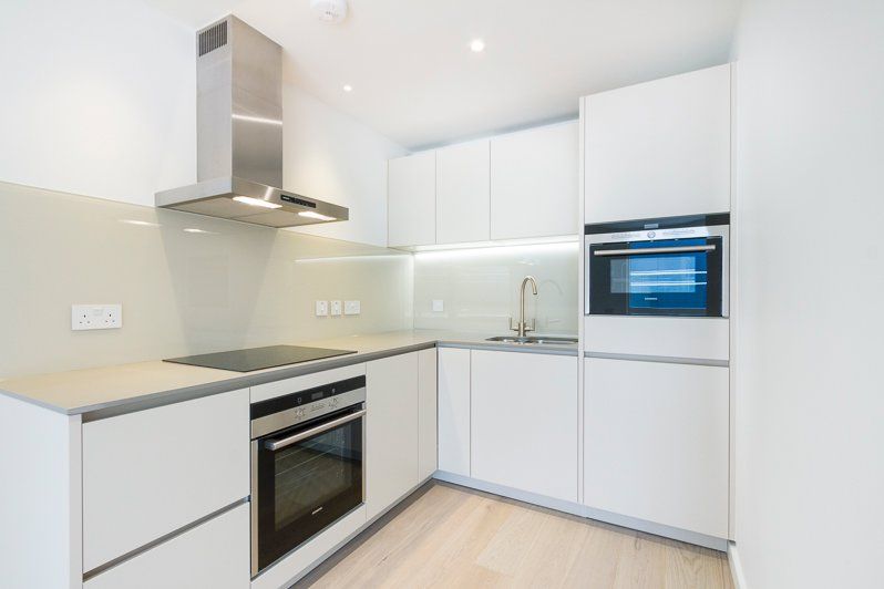 1 bed flat to rent in Fouberts Place, London W1F, £3,012 pcm