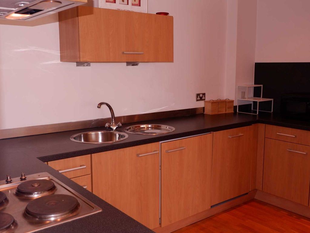 2 bed flat to rent in City Road East, River City M15, £1,200 pcm