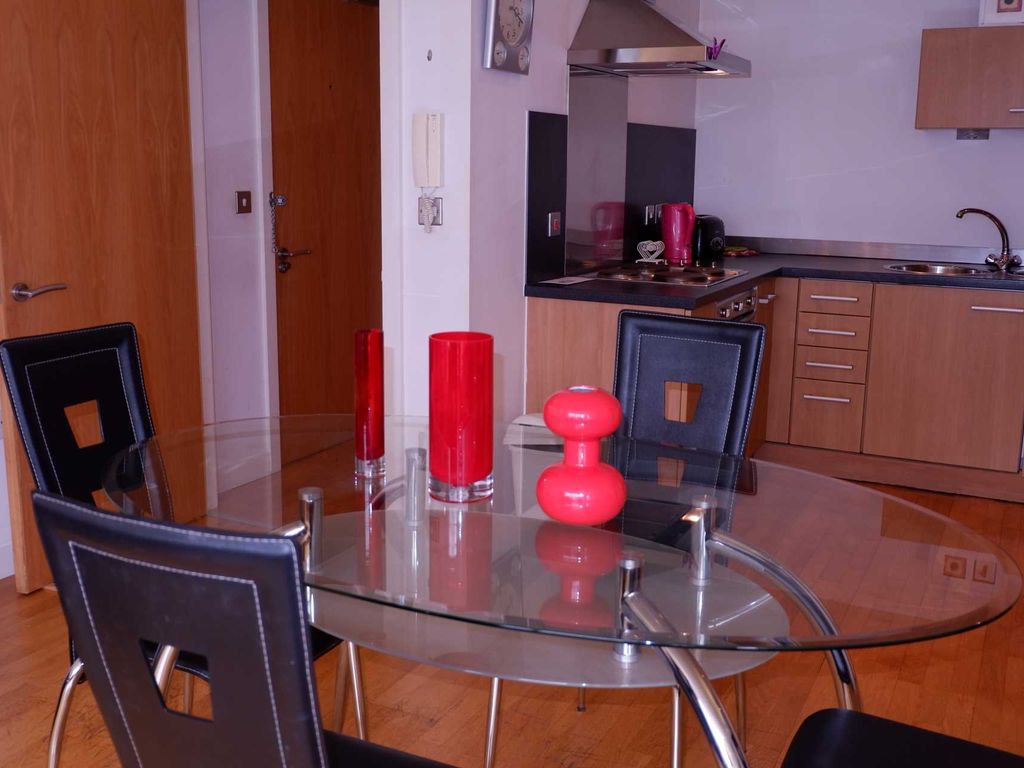 2 bed flat to rent in City Road East, River City M15, £1,200 pcm