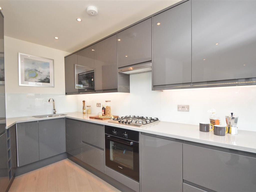 2 bed flat to rent in Archway Mews, London SW15, £2,500 pcm