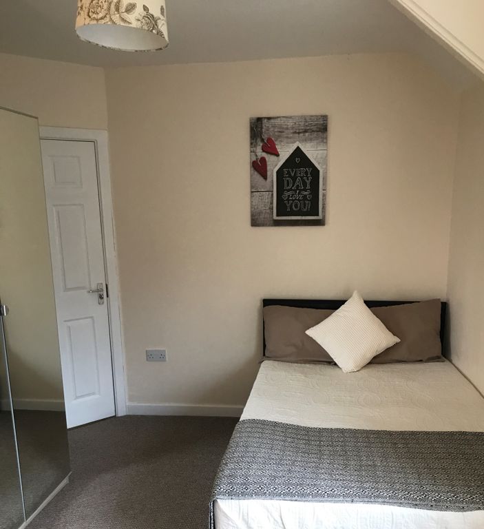 Room to rent in Hope Avenue, Goldthorpe S63, £520 pcm