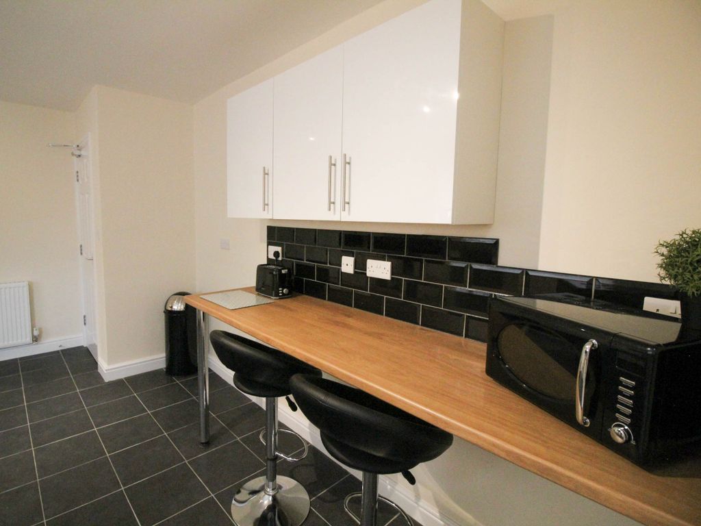 Room to rent in Woodlands Road, Woodlands, Doncaster DN6, £542 pcm