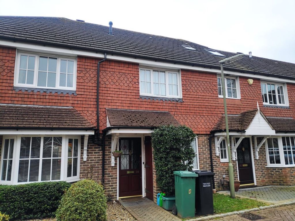 2 bed terraced house to rent in Priestlands Close, Horley RH6, £1,450 pcm