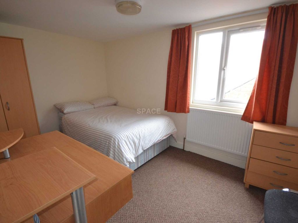 Room to rent in Basingstoke Road, Reading, Berkshire RG2, £450 pcm