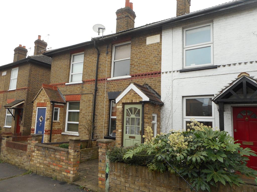 2 bed cottage to rent in Farnell Road, Staines TW18, £1,700 pcm