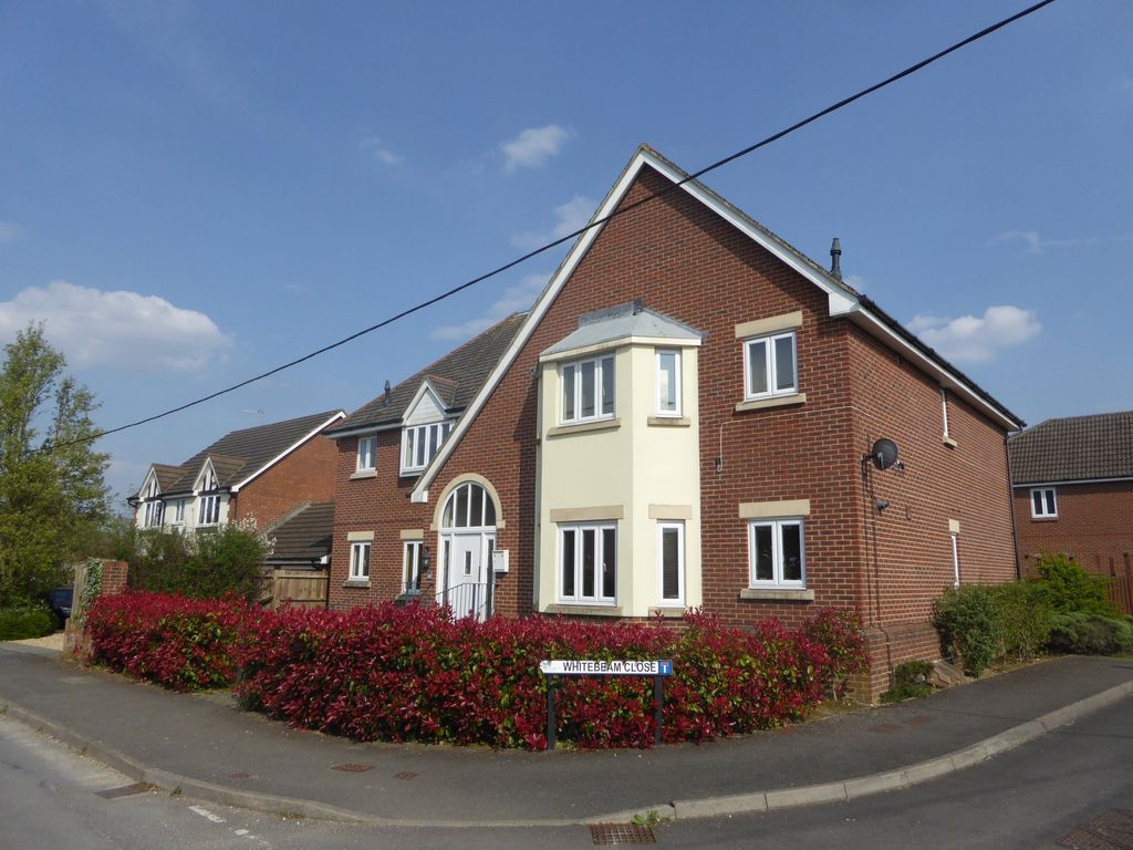 2 bed flat to rent in Whitebeam Close, Worting, Basingstoke RG22, £1,195 pcm