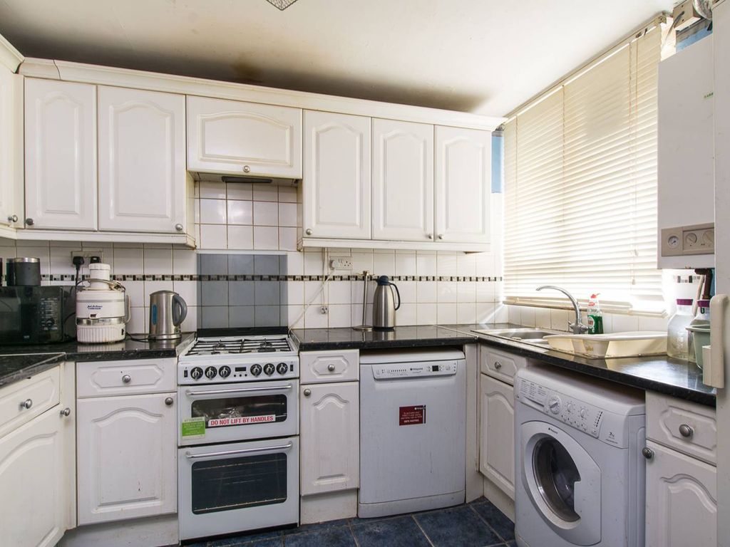 3 bed flat for sale in Clapham Road, Stockwell, London SW8, £425,000