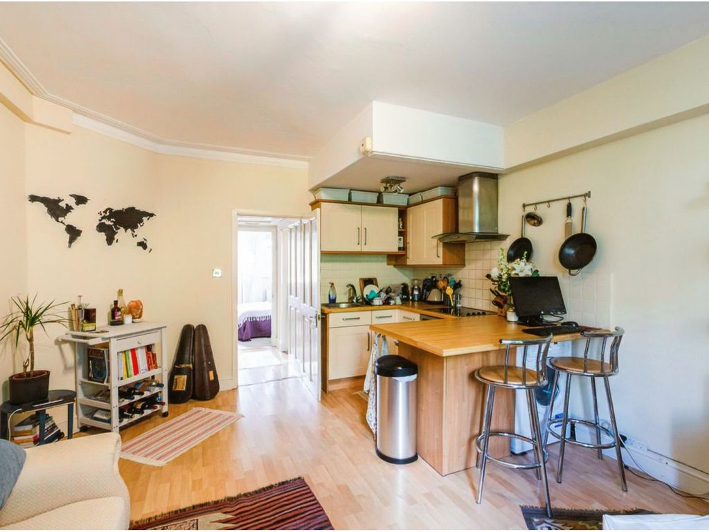1 bed maisonette for sale in Upper Richmond Road, Putney SW15, £350,000