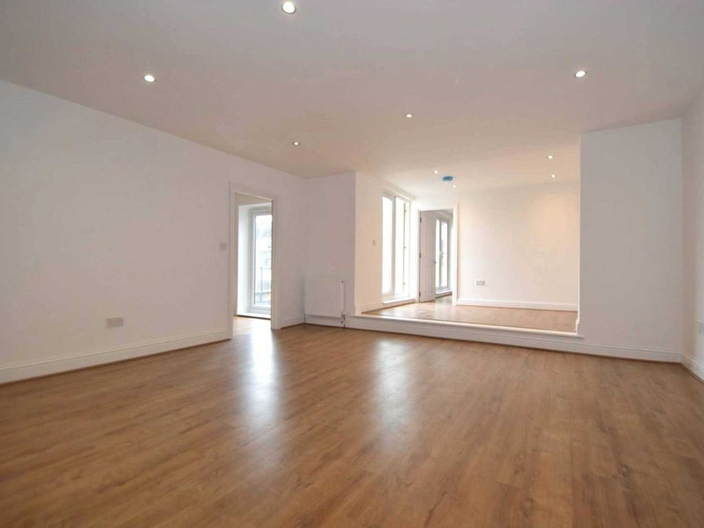 3 bed flat to rent in High Street, High Barnet, Barnet EN5, £2,300 pcm