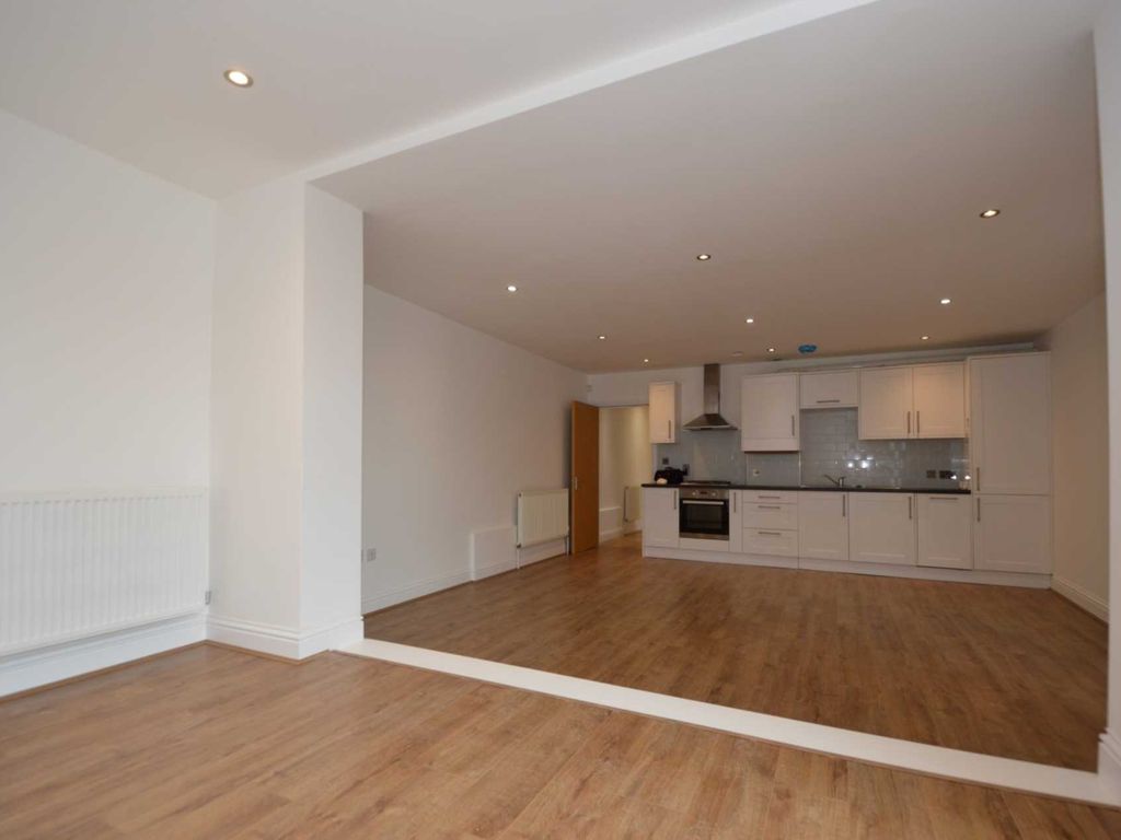 3 bed flat to rent in High Street, High Barnet, Barnet EN5, £2,300 pcm