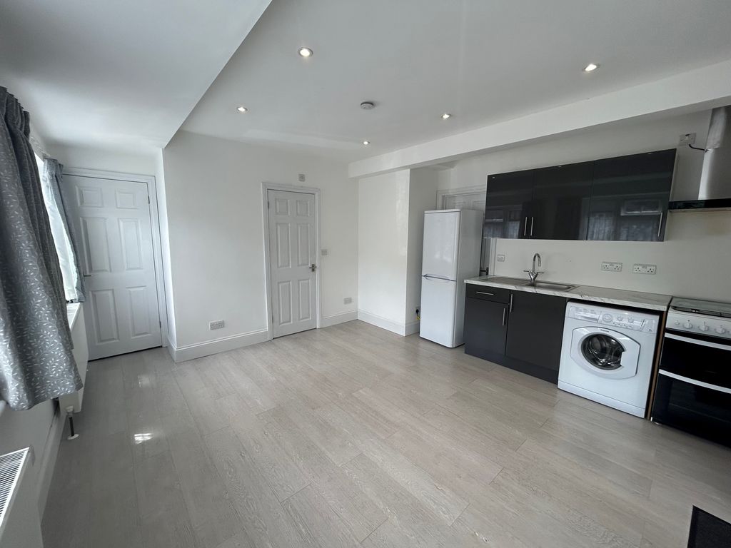 Studio to rent in Swiss Avenue, Watford WD18, £950 pcm