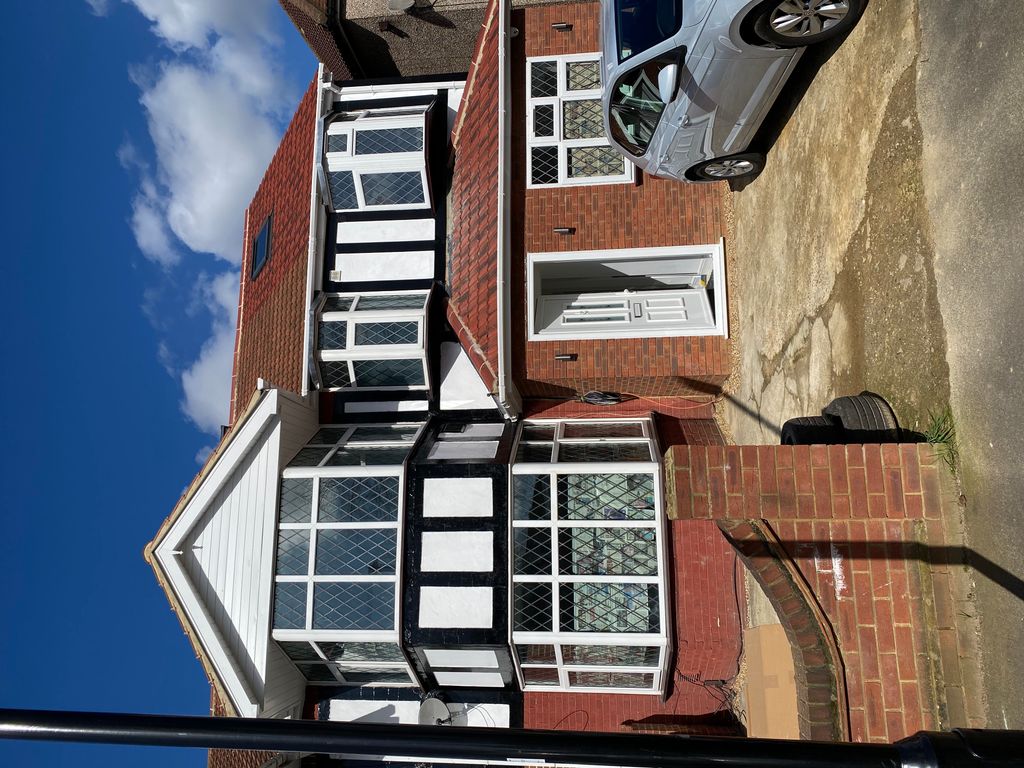 5 bed semi-detached house to rent in Great West Road, Hounslow West TW5, £750 pcm
