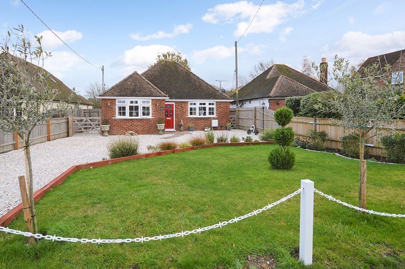 2 bed detached bungalow for sale in Worlds End Lane, Weston Turville, Aylesbury HP22, £575,000