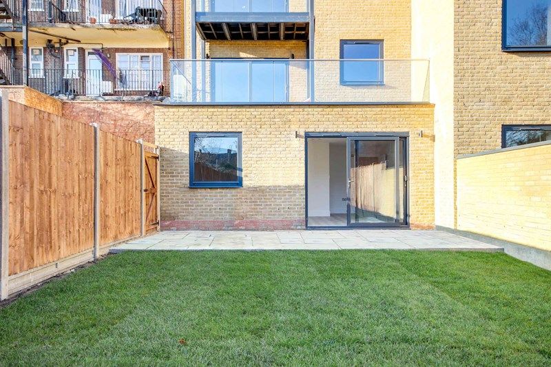 3 bed flat for sale in Daisy Court, 6 Brownlow Road, London N11, £575,000