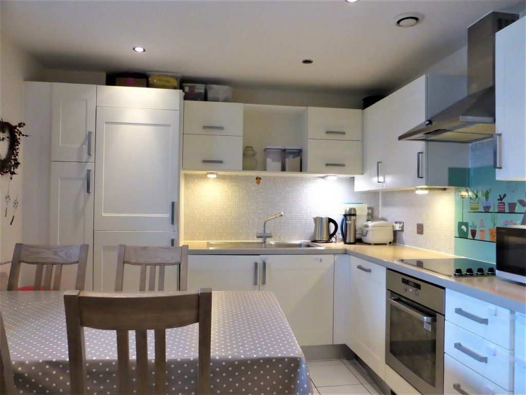 2 bed flat to rent in Cheapside, Brighton BN1, £2,200 pcm