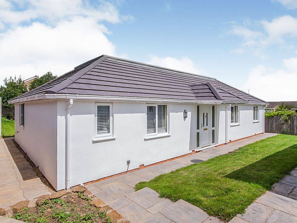 4 bed detached bungalow for sale in New Road, Oundle, Peterborough PE8, £440,000